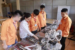 Cô giáo và học sinh Khoa điện tử Trường Cao đẳng nghề Vĩnh Phúc trong giờ học thực hành. Ảnh: Hoàng Hùng - TTXVN 