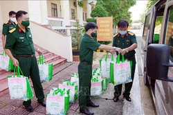 Lực lượng vũ trang tỉnh Sóc Trăng chuyển quà mang tặng người dân vùng dịch. Ảnh: Trung Hiếu-TTXVN