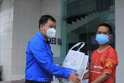 Tỉnh Đoàn Bình Dương trao quà tặng người dân cần hỗ trợ. Ảnh: TTXVN phát 