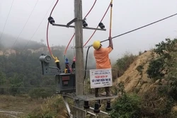 Điện lực Mường Tè, thuộc Công ty Điện lực Lai Châu đóng điện Trạm biến áp 31,5 kVA và cấp điện cho 51/58 hộ dân thuộc bản Nhóm Bố, xã Tá Bạ, huyện Mường Tè. Ảnh: TTXVN phát