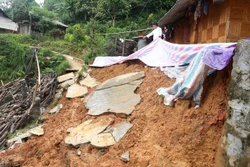 Một căn nhà tại thôn Tả Tòng Sành (xã Tòng Sành, huyện Bát Xát) bị sạt lở do ảnh hưởng của mưa lớn. Ảnh: Quốc Khánh - TTXVN