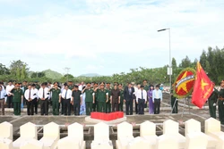 Đại biểu thực hiện nghi thức tưởng niệm anh linh các liệt sĩ về an nghỉ tại Nghĩa trang Liệt sĩ Dốc Bà Đắc. Ảnh: Công Mạo-TTXVN