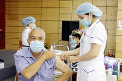 Nhân viên y tế Bệnh viện Đa khoa tỉnh Lạng Sơn tiêm vắc xin COVID-19 cho nhân viên, lái xe làm việc tại Cửa khẩu Tân Thanh. Ảnh: Thái Thuần - TTXVN