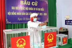 Chức sắc Chăm đạo Bà ni ở xã Phước Nam, huyện Thuận Nam, tỉnh Ninh Thuận bỏ phiếu bầu cử. Ảnh: Công Thử - TTXVN 
