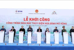Thủ tướng Nguyễn Xuân Phúc và các đại biểu phát lệnh khởi công Dự án Nhà máy thuỷ điện Hoà Bình mở rộng. Ảnh: Thống Nhất – TTXVN