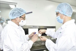Thủ tướng Phạm Minh Chính thăm Công ty TNHH MTV Vắc xin và Sinh phẩm số 1 (VABIOTECH). Ảnh: TTXVN 