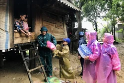 Tỉnh đoàn Quảng Trị tặng quà cho nhân dân vùng bị ảnh hưởng nặng nề do lũ lụt ở huyện miền núi Đakrông. Ảnh: Hồ Cầu-TTXVN