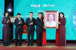 Phó Chủ tịch nước Đặng Thị Ngọc Thịnh trao bức chân dung Chủ tịch Hồ Chí Minh tặng cán bộ, phóng viên, biên tập viên, nhân viên Thông tấn xã Việt Nam. Ảnh: Lâm Khánh – TTXVN