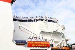 Lễ xuất quân, vận chuyển quà tết chúc tết 2023 các cán bộ, chiến sĩ, nhân dân đang làm việc, sinh sống trên quần đảo Trường Sa. Ảnh: Ngọc Đức - TTXVN 