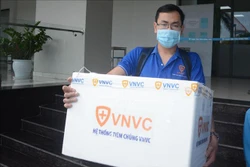 Lô vaccine được chuyển từ Hệ thống Tiêm chủng VNVC Đà Nẵng đến Trung tâm Kiểm soát bệnh tật thành phố Đà Nẵng. Ảnh: Văn Dũng - TTXVN