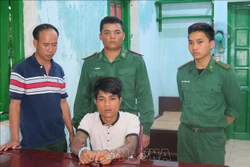 Đối tượng Thao Von (ngồi) (sinh năm 1997, trú thôn Đăk Mế, xã Pờ Y) bị bắt chiều 25/6 khi đang vận chuyển 1,3kg ma túy đá đi tiêu thụ. Ảnh: Dư Toán – TTXVN.