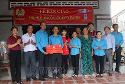 Lãnh đạo Liên đoàn Lao động tỉnh Kiên Giang trao bảng “Mái ấm Công đoàn” cho thầy Huỳnh Văn Yêm, đoàn viên công đoàn cơ sở Trường Tiểu học Đông Hòa 3. Ảnh: Lê Huy Hải - TTXVN
