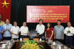 Trao tặng thiết bị xét nghiệm SARS-CoV-2 cho tỉnh Cao Bằng. Ảnh: Quốc Đạt - TTXVN