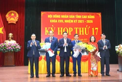 Lãnh đạo Tỉnh uỷ, UBND tỉnh Cao Bằng tặng hoa Phó Chủ tịch UBND Tỉnh Hoàng Văn Thạch, Phó Chủ tịch HĐND tỉnh Hà Nhật Lệ. Ảnh: Chu Hiệu-TTXVN. 
