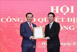Đồng chí Võ Văn Thưởng trao Quyết định của Bộ Chính trị phân công đồng chí Đinh Tiến Dũng giữ chức Bí thư Thành ủy Hà Nội. Ảnh: Trọng Đức - TTXVN