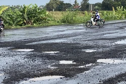Nhiều “ổ gà” ở cùng một vị trí trên tuyến quốc lộ 1 đoạn qua huyện Tuy An tiềm ẩn nguy cơ tai nạn giao thông. Ảnh: Tường Quân – TTXVN 