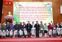 Chủ tịch Quốc hội Vương Đình Huệ thăm, chúc Tết tại huyện biên giới Bát Xát