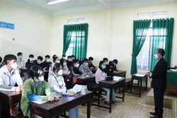 Học sinh trường Trung học phổ thông Buôn Ma Thuột đeo khẩu trang trong thời gian học trực tiếp tại trường. Ảnh: Tuấn Anh – TTXVN 