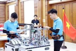 2 thí sinh Đinh Tú Ngọc và Nguyễn Văn Tấn của đội tuyển thi nghề Cơ điện tử Việt Nam thực hiện bài thi của mình trong ngày 8/4/2021. Ảnh: Anh Tuấn – TTXVN