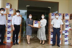 Đại diện Ủy ban Mặt trận Tổ quốc Việt Nam cùng ngành y tế Bình Dương tiếp nhận 5.000 túi thuốc điều trị cho bệnh nhân mắc COVID-19 từ Quỹ từ thiện Kim Oanh. Ảnh: TTXVN phát 