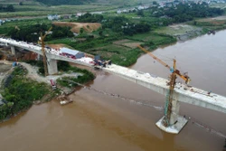 Cầu Làng Giàng nhìn từ trên cao. Ảnh: Quốc Khánh - TTXVN