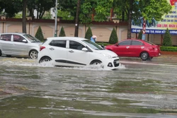 Một số tuyến đường ở thành phố Vinh bị ngập cục bộ . Ảnh: Văn Nhật-TTXVN 