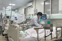 Các bác sĩ Bệnh viện Nhân dân Gia Định cấp cứu cho các trường hợp ngộ độc rượu. Ảnh: TTXVN phát 