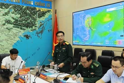 Đại diện Uỷ ban Quốc gia ứng phó sự cố thiên tai và tìm kiếm cứu nạn Trần Đình Sáu phát biểu. Ảnh: Vũ Sinh - TTXVN 