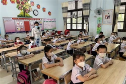 Học sinh lớp 1 Trường Tiểu học Hàm Nghi (thành phố Đông Hà, tỉnh Quảng Trị) đi học trực tiếp trở lại. Ảnh: Thanh Thủy-TTXVN 