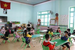 Học sinh mần non trường Mầm non Tân Thành, thành phố Buôn Ma Thuột ngày đầu tiên đến trường trong năm học 2021-2022. Ảnh: Tuấn Anh – TTXVN 