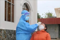 Nhân viên CDC tỉnh Bạc thực hiện quy trình xét nghiệm chuẩn đoán COVID-19. Ảnh: TTXVN phát 