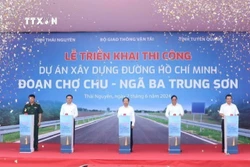 Các đại biểu bấm nút khởi công dự án. Ảnh: TTXVN phát