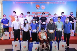 Trao quà cho thanh niên, người lao động có hoàn cảnh khó khăn, bị mất việc do dịch COVID-19. Ảnh: Hồng Giang - TTXVN