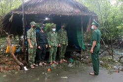 Cán bộ chiến sĩ Đồn Biên phòng cửa khẩu quốc tế Hà Tiên bám chốt làm nhiệm vụ phòng chống dịch COVID-19 trên vùng biên giới. Ảnh: Lê Huy Hải - TTXVN