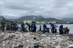 Lực lượng đoàn viên, thanh niên thành phố Nha Trang ra quân vệ sinh môi trường bãi biển. Ảnh: TTXVN phát 