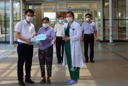Các bệnh nhân khỏi bệnh được xuất viện. Ảnh: Trần Tĩnh - TTXVN