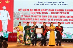 Lãnh đạo tỉnh Bình Phước thừa Ủy quyền trao quyết định của Thủ tướng công nhận thị xã Phước Long hoàn thành nhiệm vụ xây dựng nông thôn mới. Ảnh: Sỹ Tuyên -