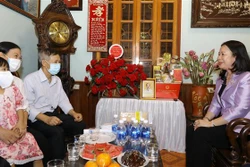 Phó Chủ tịch nước Võ Thị Ánh Xuân thăm các gia đình tiêu biểu ở Thủ đô. Ảnh: Nguyễn Điệp - TTXVN 