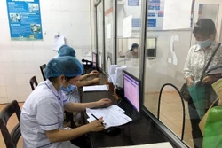 Người dân có thể dùng hình ảnh thẻ trên ứng dụng VssID để khám chữa bệnh thay thế thẻ bảo hiểm y tế giấy. Ảnh: Đại Nghĩa - TTXVN 