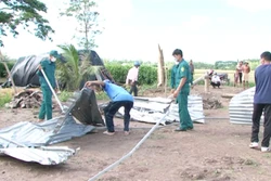 Lốc xoáy xảy ra vào chiều 6/6/2022, đã khiến nhiều căn nhà trên địa bàn ấp Phú Đức, xã Long Phú, huyện Long Phú bị hư hỏng nặng và sập hoàn toàn. Lực lượng dân quân tự vệ địa phương tích cực triển khai, giúp các hộ dân bị ảnh hưởng sớm ổn định cuộc sống. 