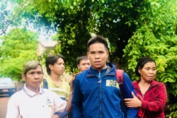 Cả làng Kloong chờ đón 5 thanh niên trở về sau khi bị lừa bán qua Campuchia. Ảnh: Hồng Điệp - TTXVN