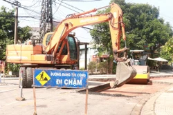 Thi công nâng cấp đường Bà Triệu, thành phố Đông Hà (Quảng Trị) từ vốn đầu tư công. Ảnh: Nguyên Lý-TTXVN 