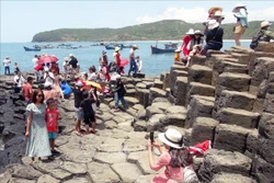 Gành Đá đĩa luôn là điểm tham quan hấp dẫn du khách khi đến Phú Yên. Ảnh: Xuân Triệu - TTXVN