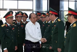 Thủ tướng Nguyễn Xuân Phúc với các cán bộ, sỹ quan chỉ huy Quân khu 4. Ảnh: Thống Nhất - TTXVN