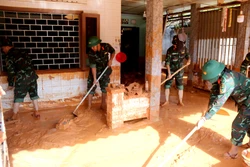 Hỗ trợ người dân khắc phục sự cố cát tràn ở thành phố Phan Thiết