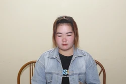 Đối tượng Tráng Thị Gia cùng tang vật 3 bánh heroin. Ảnh: TTXVN phát 