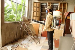 Cán bộ Trung tâm y tế phun hóa chất diệt muỗi . Ảnh: Văn Tý-TTXVN