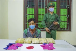 Đối tượng Lò Văn Yêu và tang vật bị thu giữ tại cơ quan điều tra. Ảnh: Xuân Tư - TTXVN