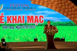Ông Lữ Quang Ngời, Chủ tịch Ủy ban nhân dân tỉnh Vĩnh Long phát biểu tại lễ khai mạc. Ảnh: Lê Thúy Hằng - TTXVN 