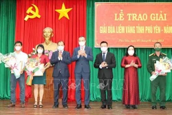 Đồng chí Lê Quốc Minh, Ủy viên TW Đảng, Phó Trưởng Ban Tuyên giáo Trung ương, Tổng Biên tập Báo Nhân Dân, Chủ tịch Hội Nhà báo Việt Nam (thứ 5, từ trái sang) cùng lãnh đạo tỉnh Phú Yên trao giải A cho các tác giả đoạt giải. Ảnh: Xuân Triệu - TTXVN